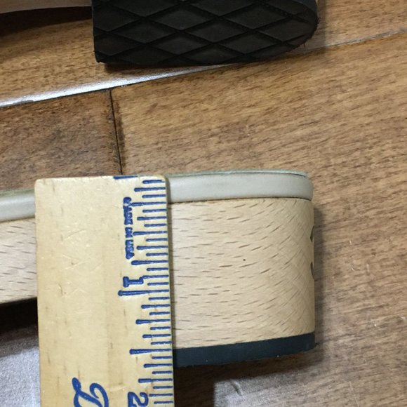 CHANEL Cream and Black Sandals with Elegant Flower Detail - Picture 13 of 16